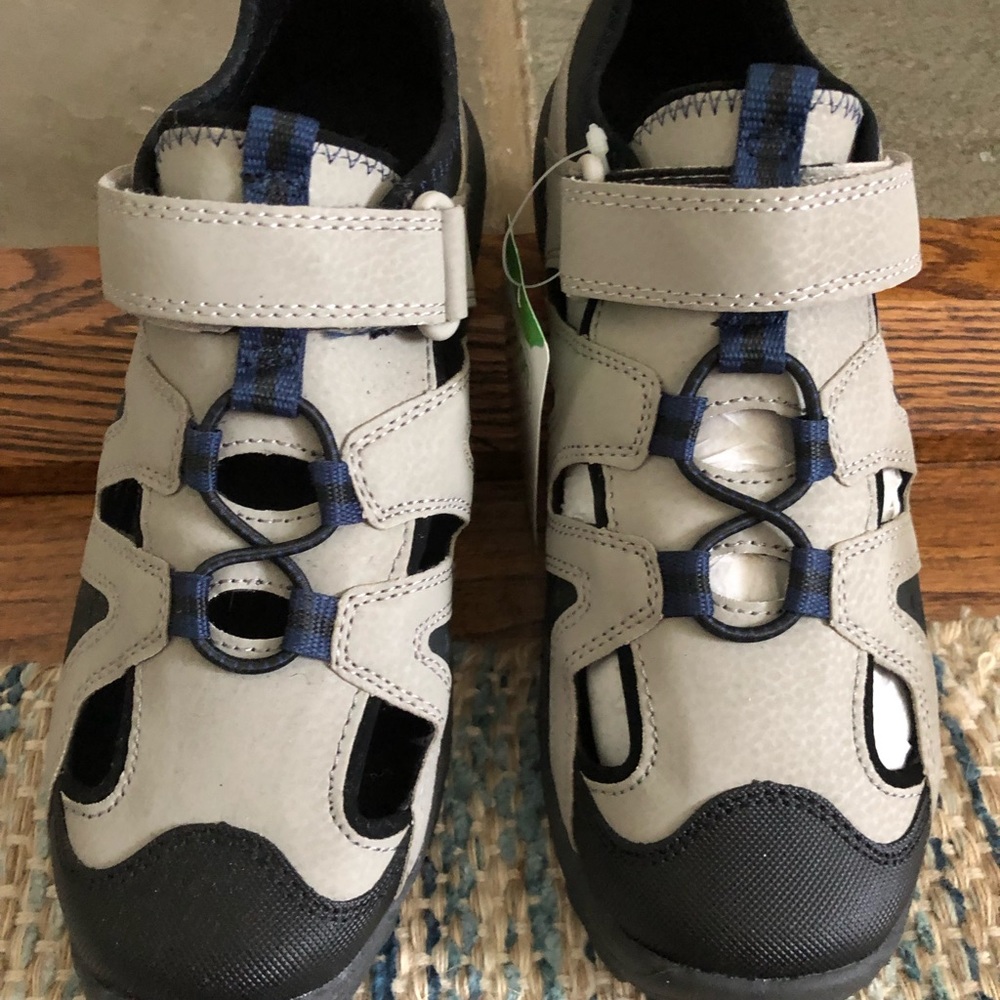 NWT Lands end boys size 5 Trekker shoes